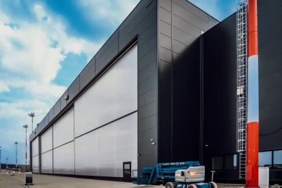 Górnośląskie Towarzystwo Lotnicze S.A. - Hangar serwisowy do obsługi samolotów.