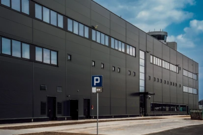 Górnośląskie Towarzystwo Lotnicze S.A. - Hangar serwisowy do obsługi samolotów.