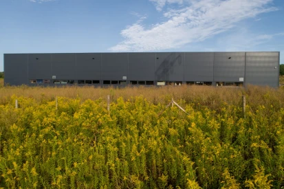 PIONART - <a href="https://www.promus.com.pl/en/offer/general-contracting/design-and-construction-steel-halls">Warehouse hall</a>, galvanizing plant hall with social and office facilities