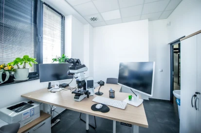 Śląskie Laboratoria Analityczne - Czterokondygnacyjny budynek o konstrukcji żelbetowej