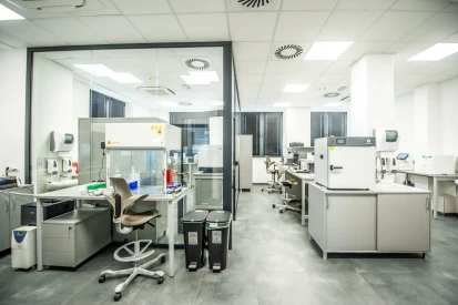 Śląskie Laboratoria Analityczne - Czterokondygnacyjny budynek o konstrukcji żelbetowej